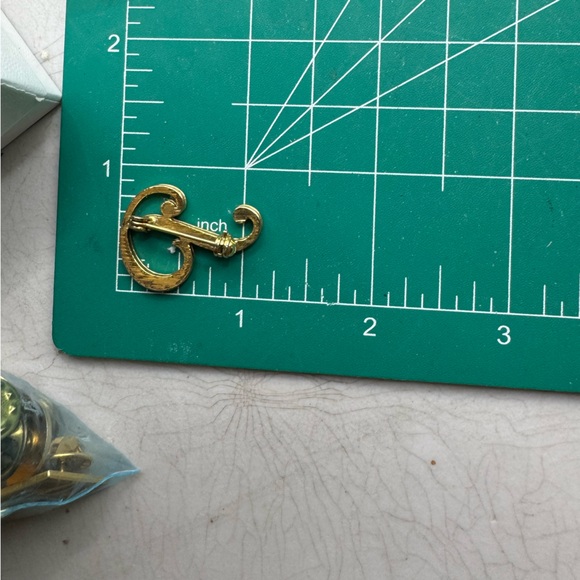 Letter P initial gold tone rhinestone brooch pin script cursive - Picture 6 of 6